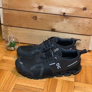 ON RUNNING BLACK RUNNING SHOES WATERPROOF RATED EUC